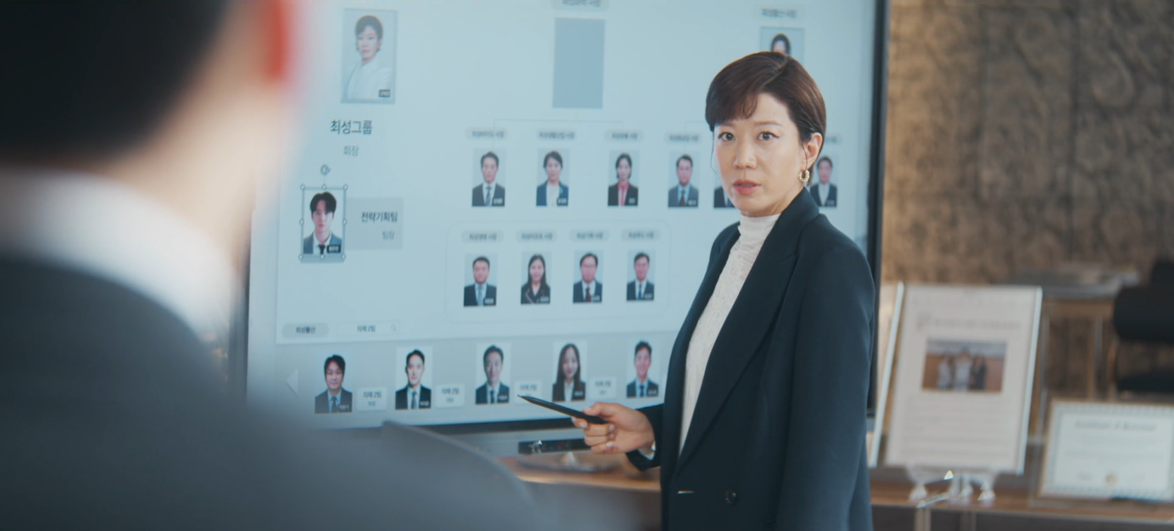 신입사원 강회장 강재경 사장실에 설치된 현대아이티 IX 시리즈 전자칠판