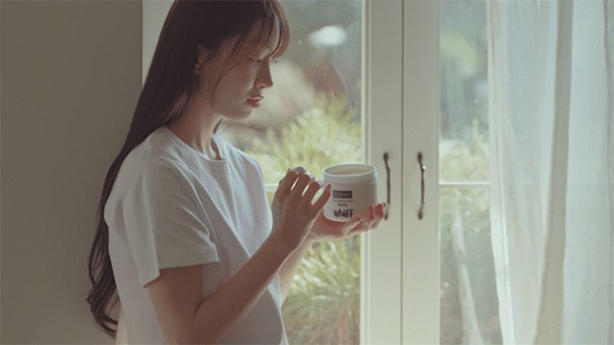 여성 모델 위프 탈취제 사용 장면