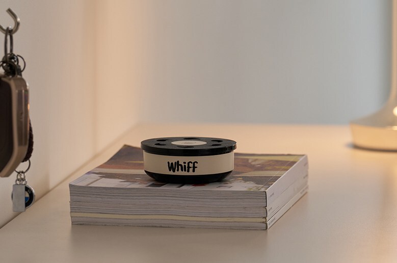 책상 위 위프 슬림 인테리어 연출컷